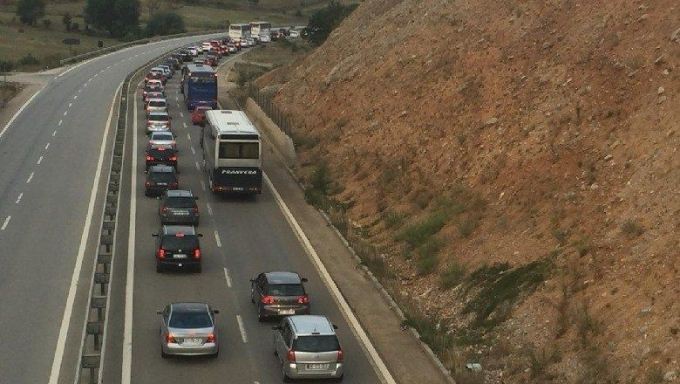 Trafik i renduar ne Rrugen e Kombit: Pushues nga Kosova drejt bregdetit shqiptar